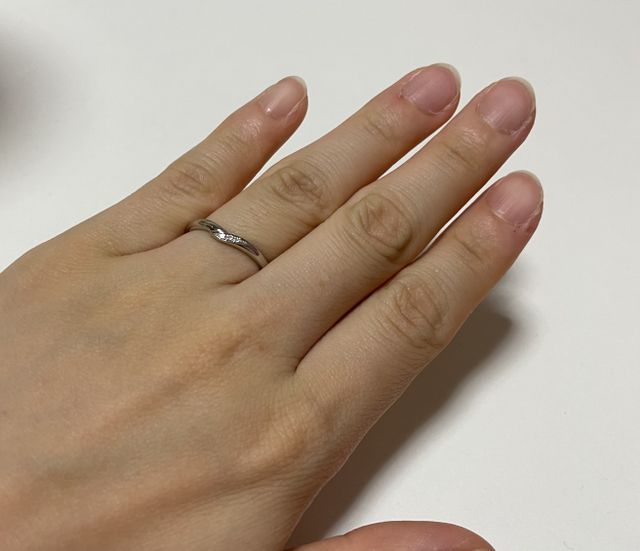 シンプルながら、小さなダイヤがかわいいです。