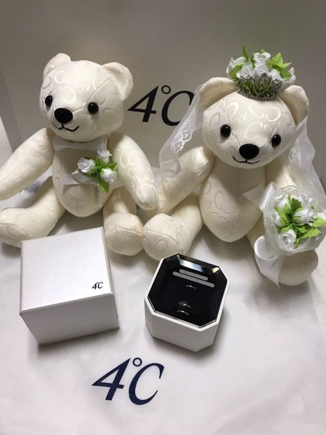 ケースのモザイクには結婚記念日と名前が入っています。