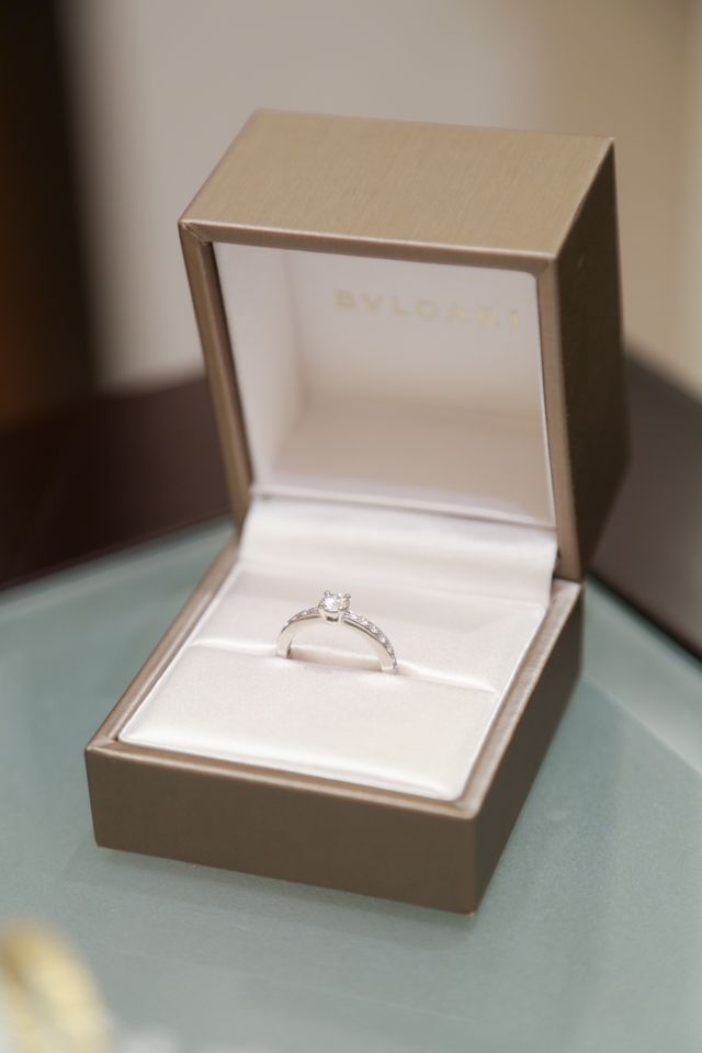 箱に入った婚約指輪の写真