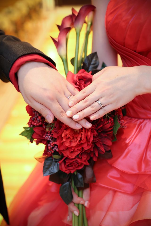 結婚指輪と重ねづけした写真