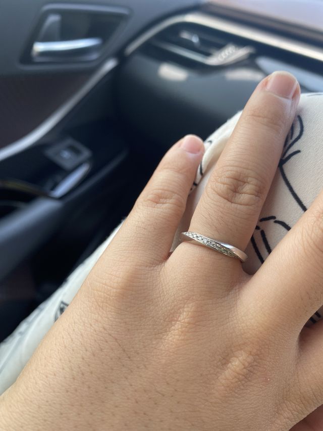 ひねりが入っているので指が綺麗に見えます。