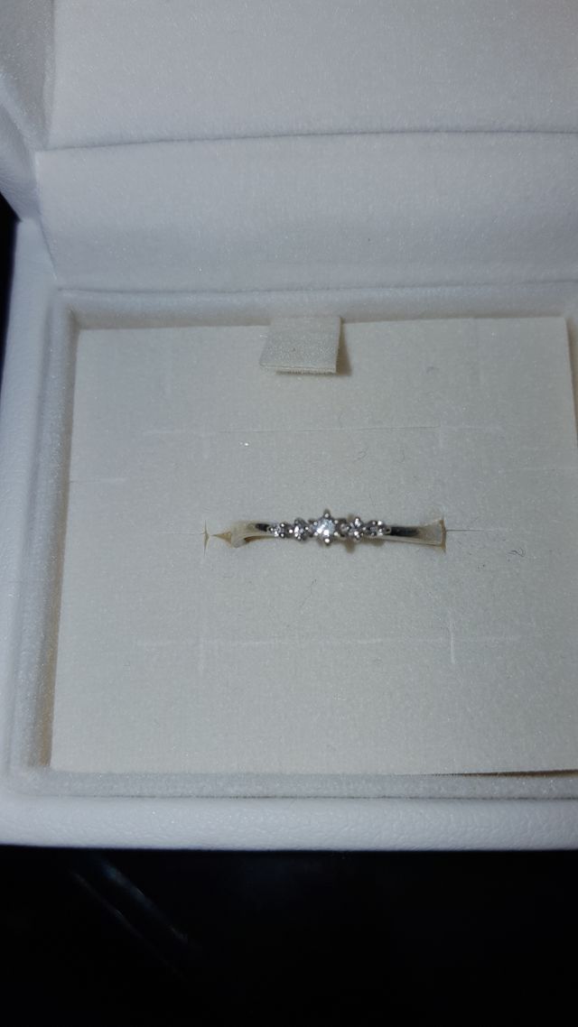 真ん中に大きなめだつように、左右に二つずつ小粒のダイヤ