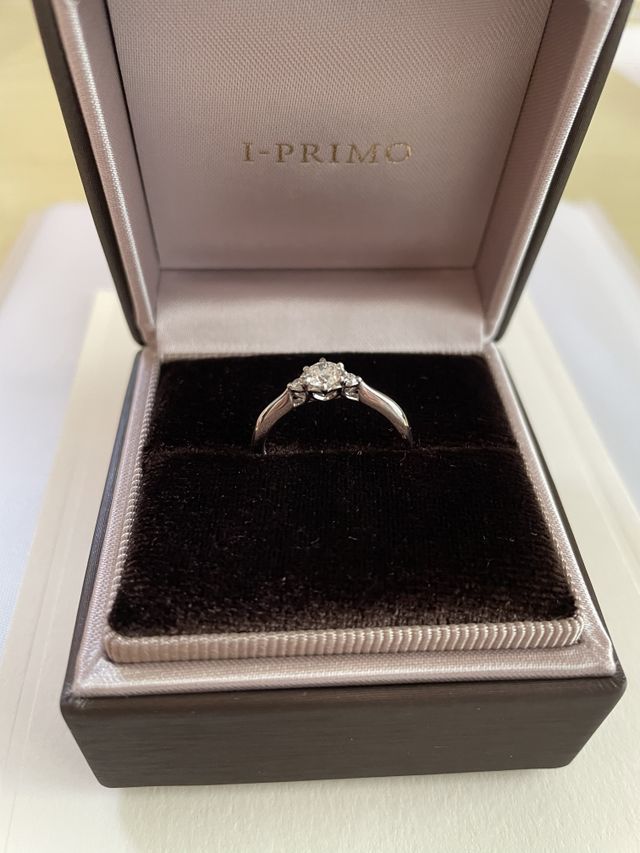 横から見るとハートの形になっている指輪です。