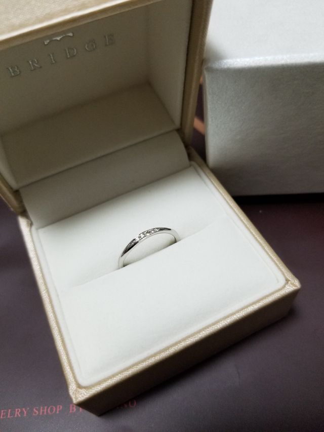 結婚指輪になるようなシンプルデザインです。