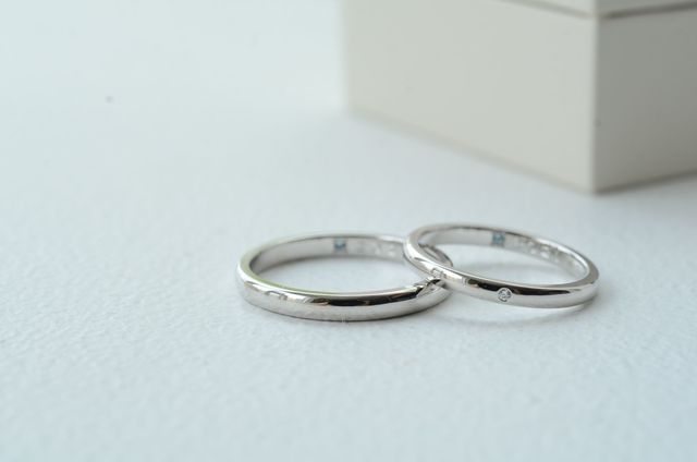 シンプルなストレート。内側に誕生石と刻印が施してあります。