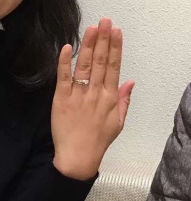 婚約指輪のキタルファとセットでつけたところ。
