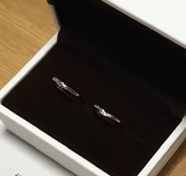 購入時の箱に入れた2人の結婚指輪