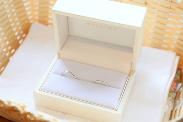 波打ったデザインの、ハーフエタニティ。ごつごつせず馴染みます