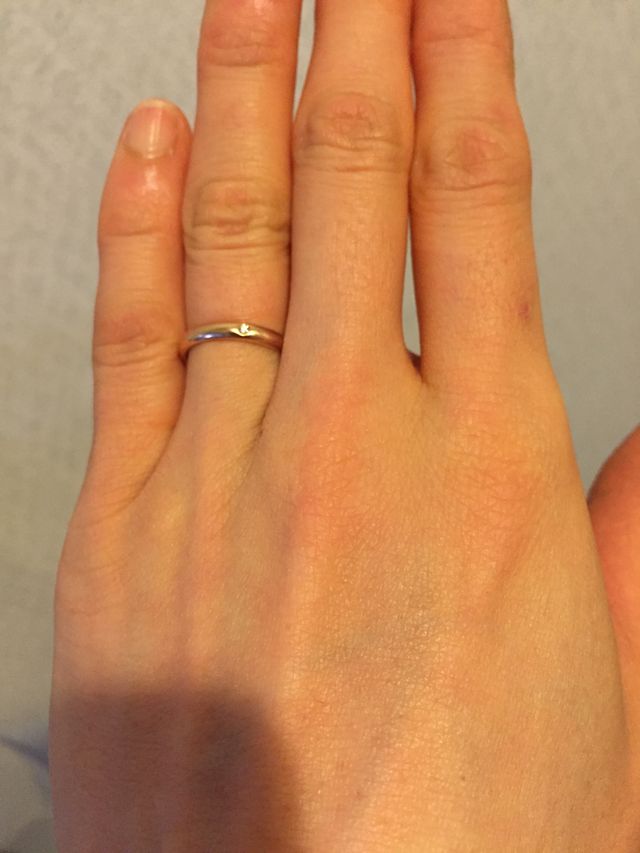 可愛らしいダイヤモンドが付いています。