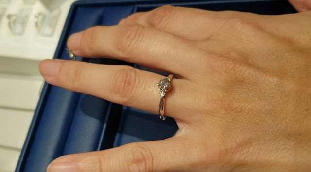 4Cはもちろんですが色照りもよく7色に輝いてきれいな石です。