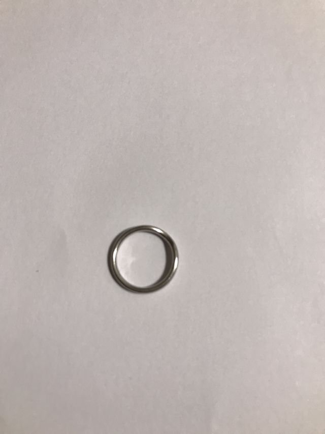 カーブがある指輪ですが、刻印が写るのでこの撮り方しか出来ず。