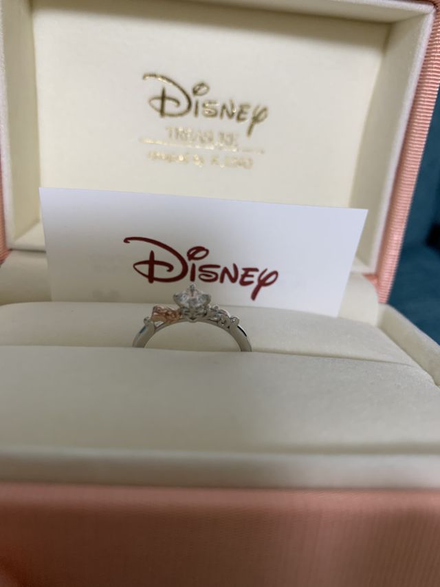 ミッキーのダイヤに寄り添うようにミニーちゃんがいます。