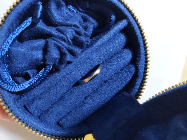 少しウェーブが入っている
特典のアクセサリーケースとともに