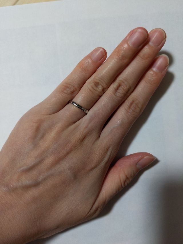 シンプルなデザインで、細長い指にも似合う
