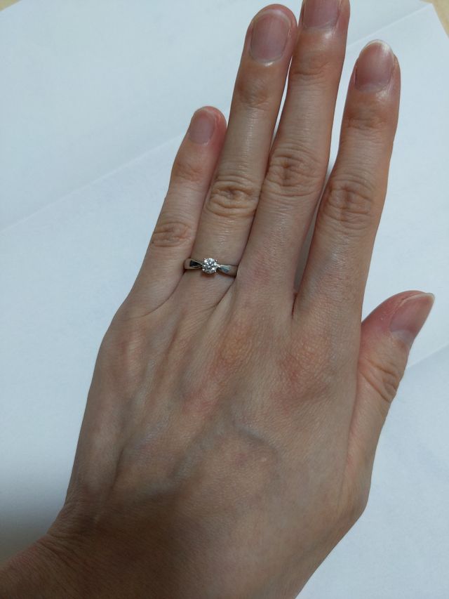 一粒ダイヤモンドリング
シンプルできれいに見える
