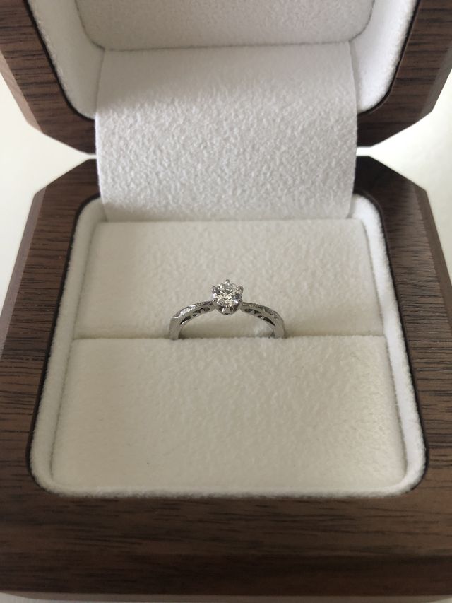 ボックス、指輪のみの写真です。