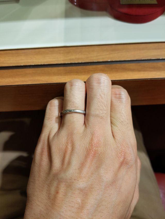 マット加工のプラチナリングです。付け心地もいいです。