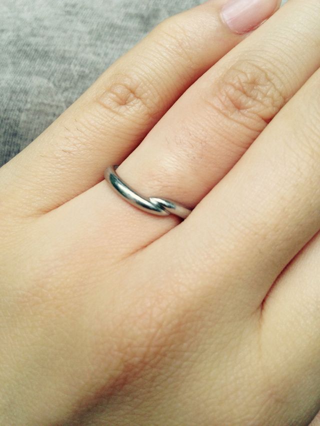 左薬指にはめた結婚指輪
