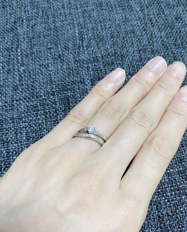 結婚指輪はs字カーブしてて指を綺麗に見せてくれます！
