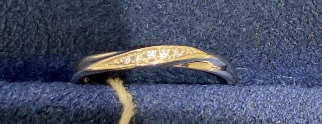 ダイヤの煌めきが上品。リングもやや細めのためつけ心地がいい。