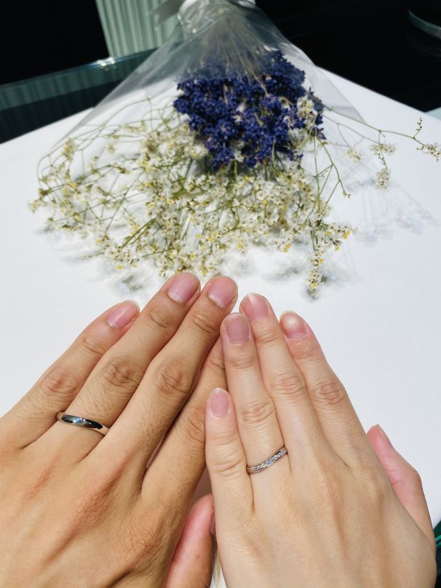 ダイヤがとても綺麗に、虹色に輝きます。
