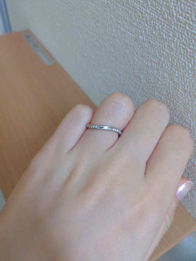 ウェーブタイプ。華やかになるように外側にダイヤ。