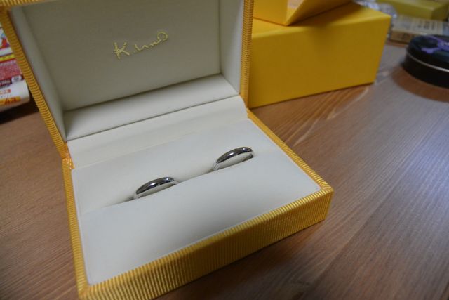 内側にイニシャルとイラストとダイヤが入ってます