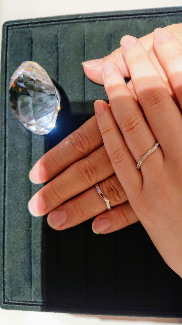 緩やかなV字のハーフエタニティデザインです。