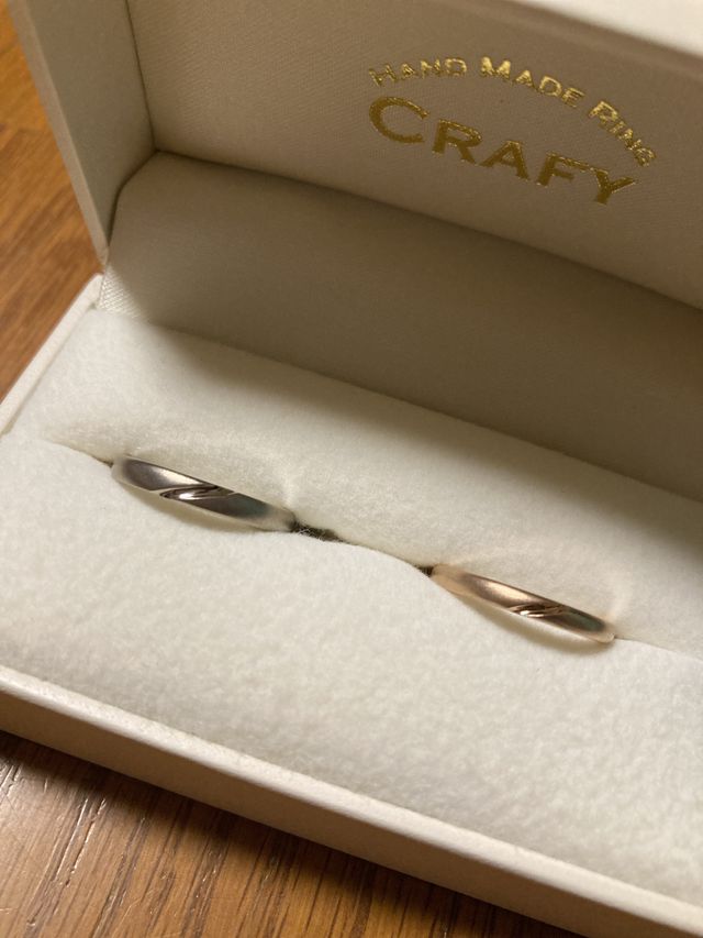 2つの指輪を重ねると1本のラインになるようにこだわりました