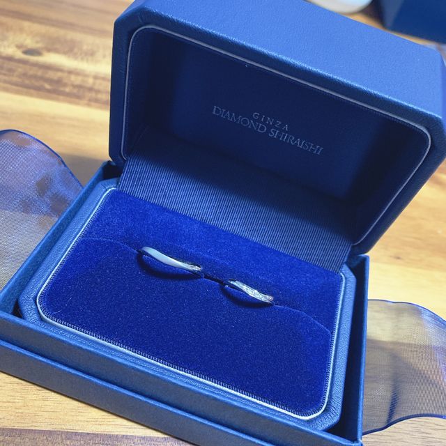 ペアで買った結婚指輪の写真。箱もダイヤモンドシライシのもの。