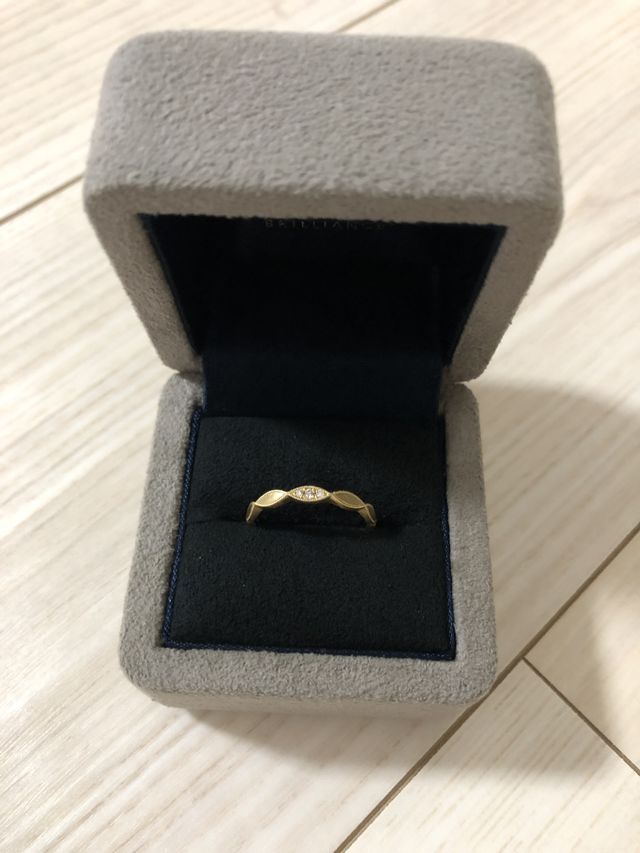 ブロードリーフデザインの中にあるダイヤモンド