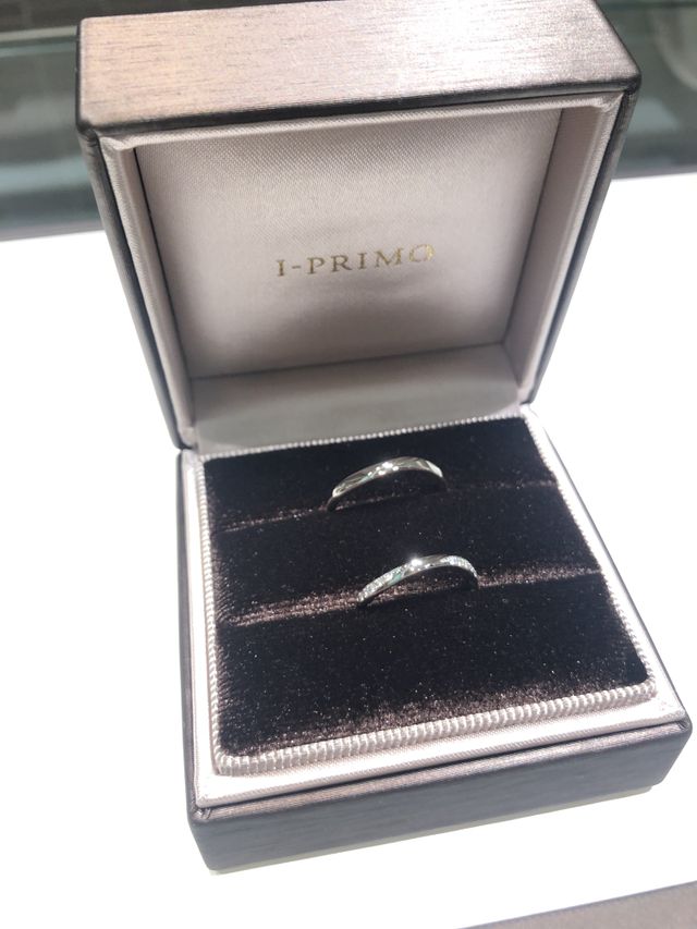 ウェーブが入った少し細めのリング。