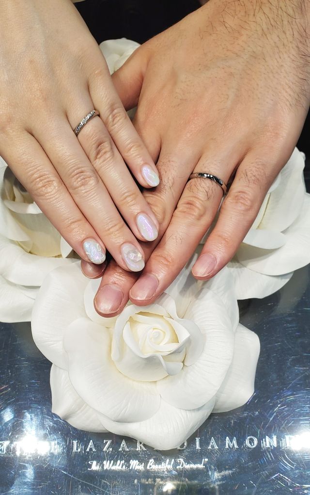 結婚指輪を購入した際にお店の方が撮ってくれました。