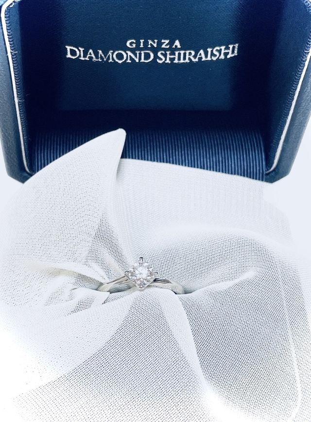 ストレートですが、ゆるいウェーブにも見える指輪です。