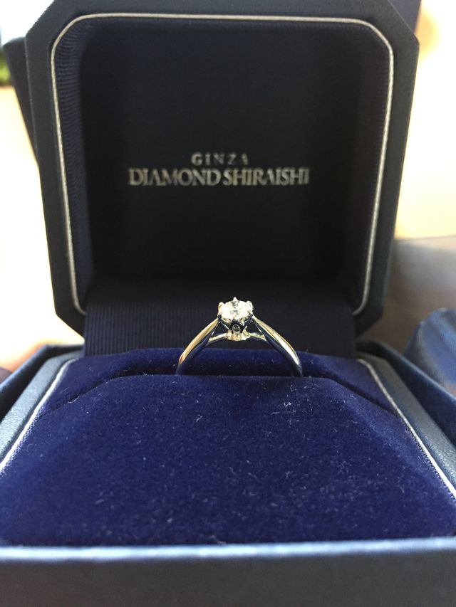 セントグレアという名前の婚約指輪です。