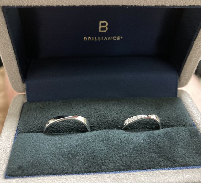 二人とも3mm幅でプラチナの重厚感を出しました。