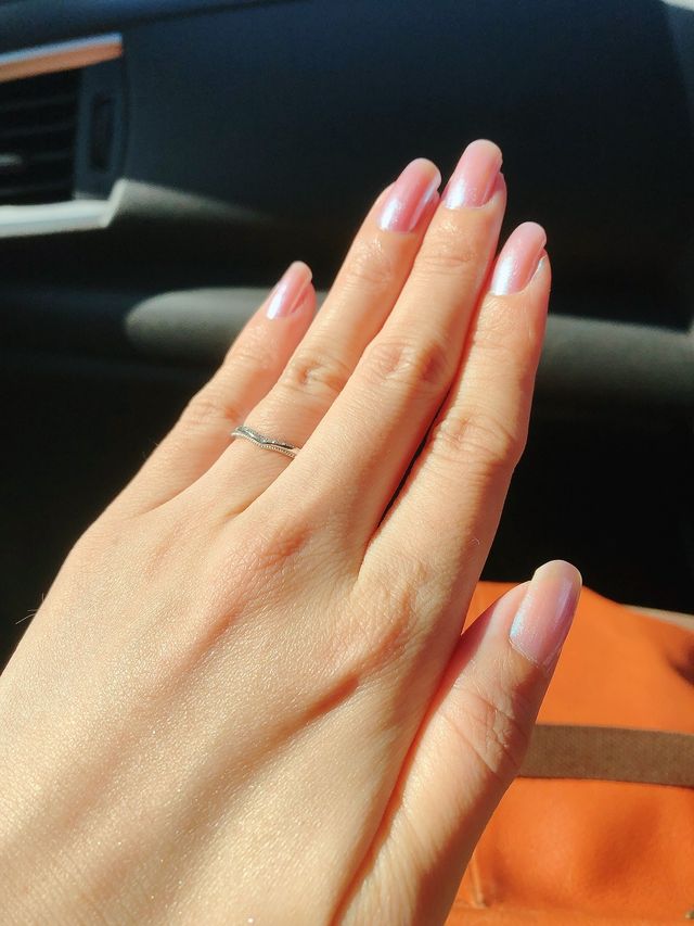 結婚指輪はダイヤモンドが5つ入っています。素敵でお気に入り。