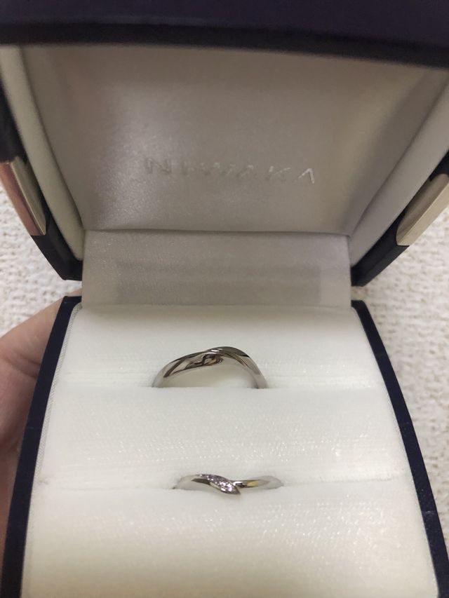 結婚指輪です。
私のはプラチナで彼のはプラチナゴールドです。