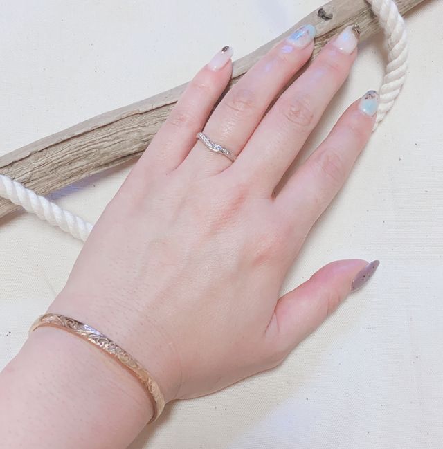 V型に右側は刻印、左側に小粒のダイヤがあしらわれています。