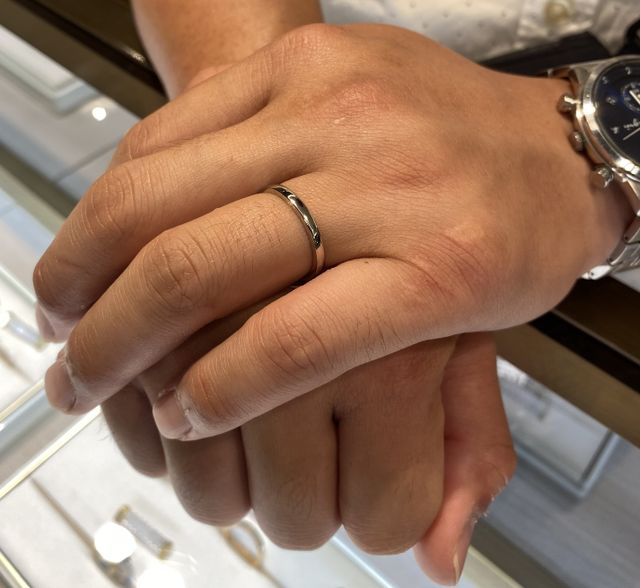 シンプルなタイプで一生飽きがこず着用できそうなデザインです。