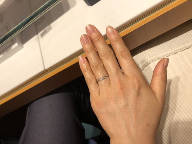 指を長く見せるV字ラインです