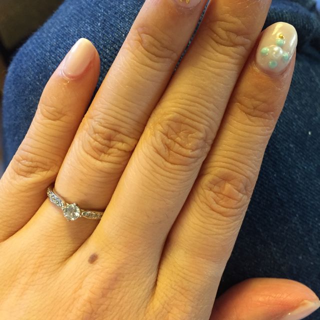 全体的にダイヤがはいっておりキラキラです♫