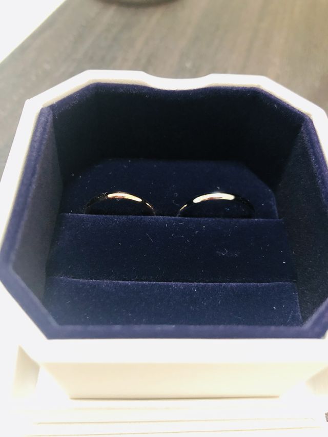 結婚指輪で購入。
僕はプラチナで、彼女はピンクゴールドです。