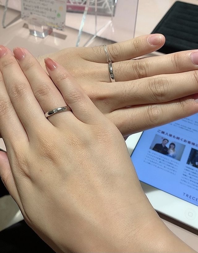 左手の指を負傷してしまい、右手での装着です。