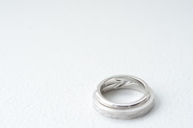 ペア感を出したくて内側にハートを彫りました。