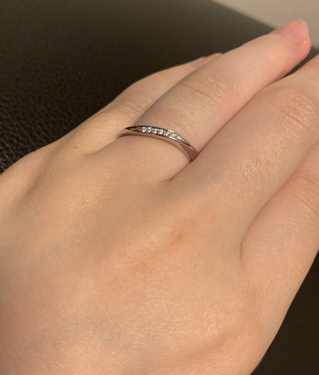 ウェーブデザインのダイヤが入った指輪です。
