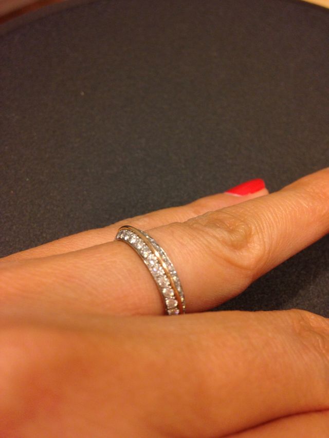 ダイヤが斜めにあしらわれ相手と自分の両側から輝きが見れます。