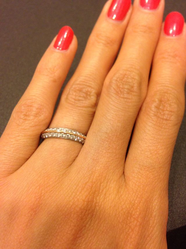 ピンクゴールドのラインと2段ダイヤが豪華な印象のリングです。