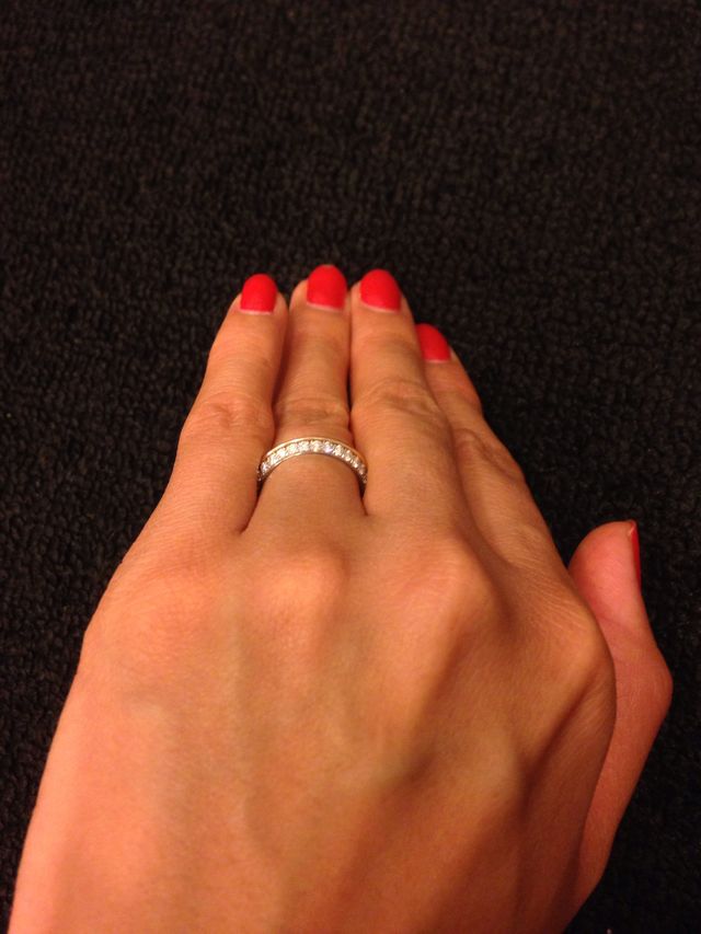 マリッジリングとの重ね付けにも綺麗です。