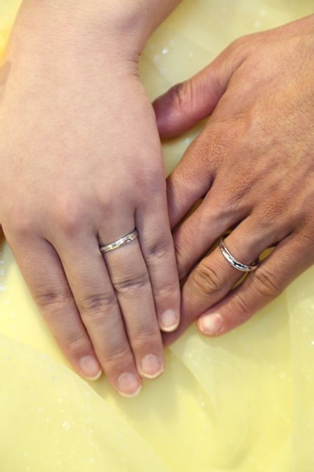 指輪デザインがシンプルなので、どんな場面にも合います。